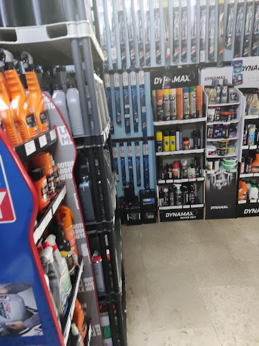 Police s autokozmetikom i opremom
